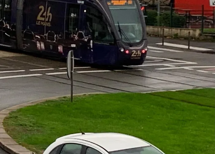 A 2km Du Circuit, Proche Tram, Acces Direct Du Circuit En Tram En 5 Mn * Le Mans